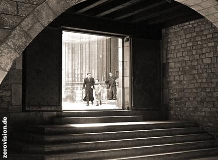 Blick durch einen Torbogen