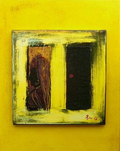 Frau mit Kopftuch vor verschlossener T�r  Woman with headscarf in front of a closed door