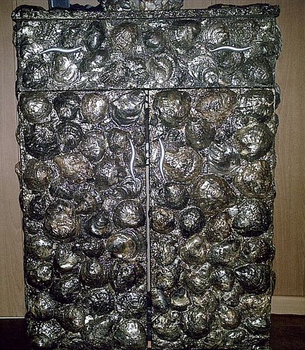 Schrank mit verschieden Materialien