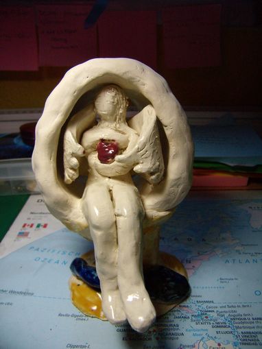 Geborgenheit-Engel im Eierbecher