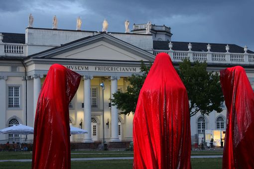 contemporary-art-documenta-kassel-museum-fridericianum-time-guards-manfred-kielnhofer-kili-sculpture