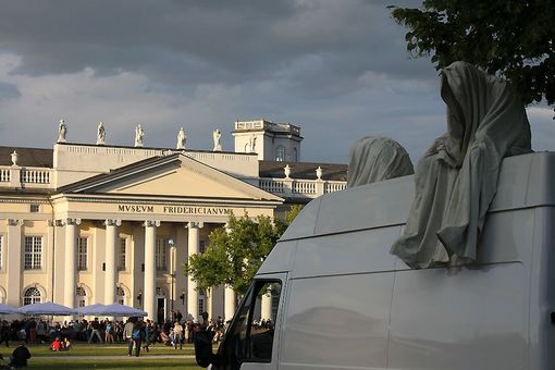 contemporary-art-documenta-kassel-museum-fridericianum-time-guards-manfred-kielnhofer-kili-sculpture