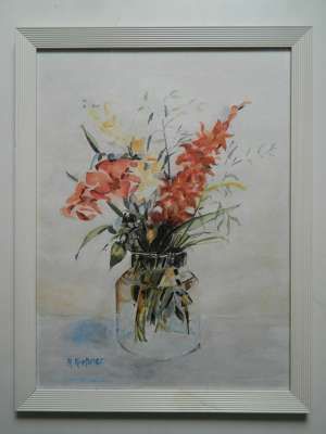 Rote Blumen in Glasvase
