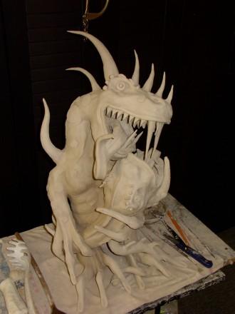 Drache von Schlange umschlungen