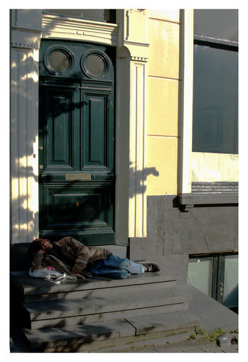 Obdachlos vorm Herrenhaus